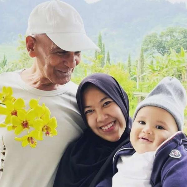 Artis Lawas yang Menikah Pada Usia 50 Tahun