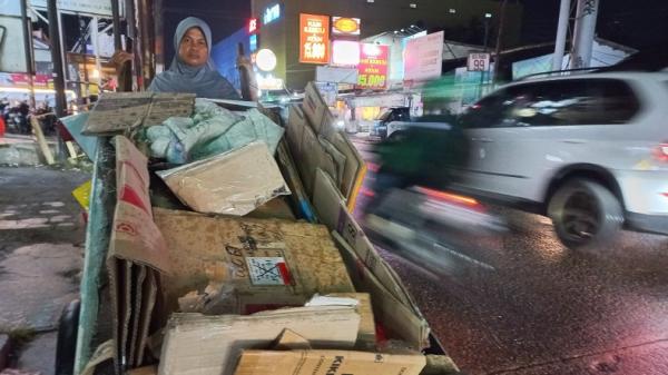 Icem, manusia gerobak di Cinere, Depok (foto: MPI/Achmad Al Fiqri)