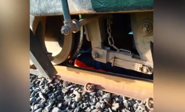 Tubuh perempuan muda masuk kolong usai ditabrak KA Gajayana di Mlangi, Blitar. (Foto: iNews/Robby Ridwan)