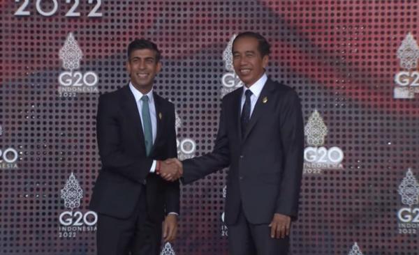 Perdana Menteri Inggris Rishi Sunak menjabat tangan Presiden Joko Widodo. (Foto: YouTube Kemkominfo TV)
