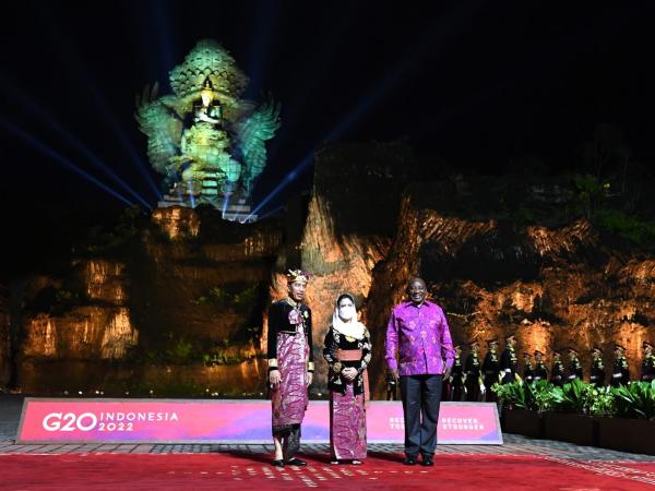 Presiden Afrika Selatan, Cyril Ramaphosa (kanan),  mengenakan baju batik berwarna ungu saat menghadiri gala dinner bersama Presiden Joko Widodo dan Ibu Negara Iriana di Bali, Selasa (15/11/2022) malam. (Foto: MPI)