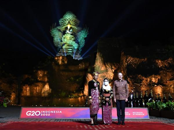 Perdana Menteri Australia, Anthony Albanese (kanan), mengenakan baju batik berwarna coklat saat menghadiri gala dinner bersama Presiden Joko Widodo dan Ibu Negara Iriana di Bali, Selasa (15/11/2022) malam. (Foto: MPI)
