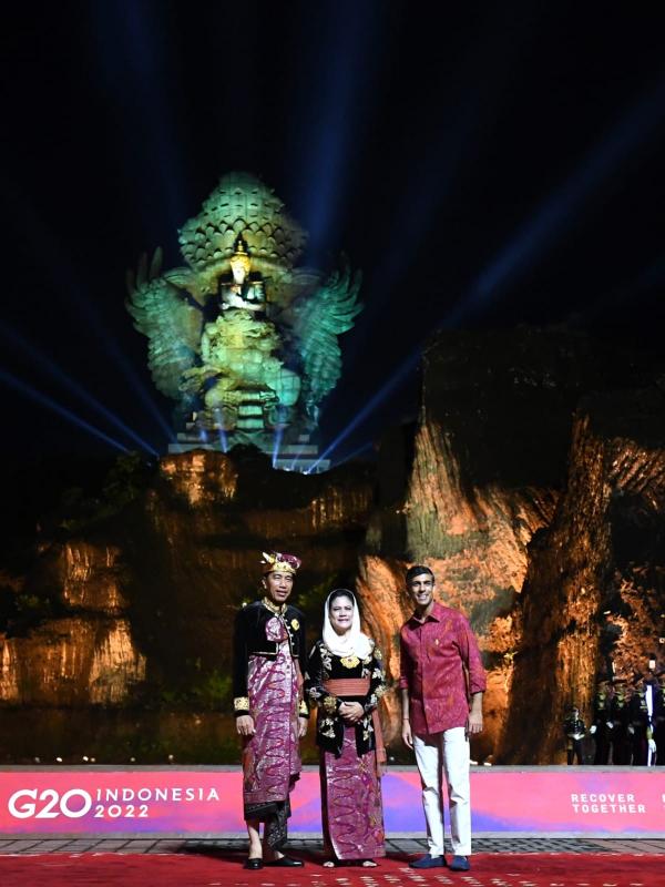 Perdana Menteri Inggris, Rishi Sunak (kanan), mengenakan baju batik berwarna merah marun saat menghadiri gala dinner bersama Presiden Joko Widodo dan Ibu Negara Iriana di Bali, Selasa (15/11/2022) malam. (Foto: MPI)