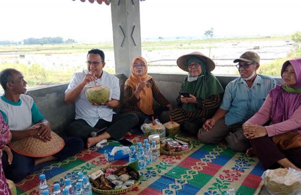 Anies Baswedan saat bertemu petani Kulonprogo. (foto: iNews.id/Kuntadi)