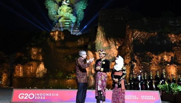 Presiden Jokowi dan Ibu Negara Iriana Jokowi dalam Gala Dinner G20 di Garuda Wisnu Kencana (GWK) Bali. (Foto: Biro Pers Sekretariat Presiden)