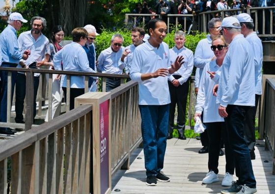 Presiden Jokowi mengajak pemimpin dunia menanam pohon di Tahura Mangrove (Foto: BPMI Setpres) 