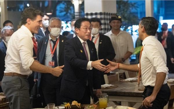 PM Jepang Fumio Kishida menyalami PM Inggris Rishi Sunak dan PM Kanada Justin Trudeau. (Foto: Twitter @RishiSunak)