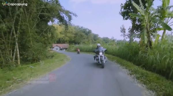 Suharto, petani cabai yang sukses punya puluhan karyawan hingga bisa beli Harley Davidson. Foto: YouTube Capcapung