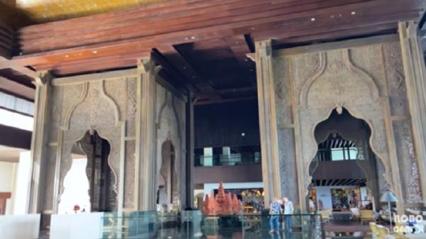 The Apurva Kempinski, Lobi Hotel dengan Desain Kerajaan Majapahit (Foto: YouTube/Bobo Cantik)