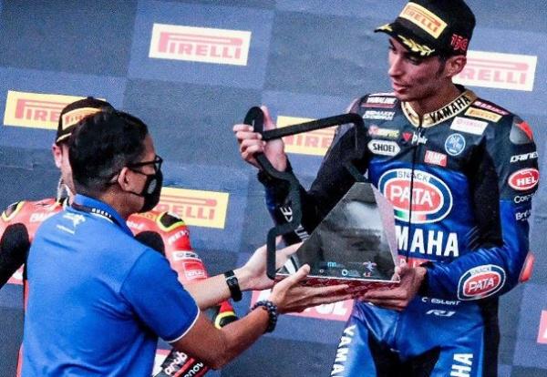 Menparekraf Sandi menyerahkan piala ke pembalap WSBK. (Foto: MPI)