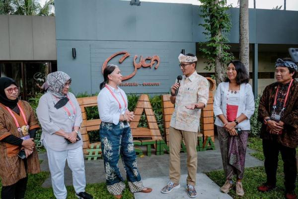 Menparekraf Sandiaga Uno bersama dengan Cheff Petty Elliott di Bali. (foto: dok Kemenparekraf)
