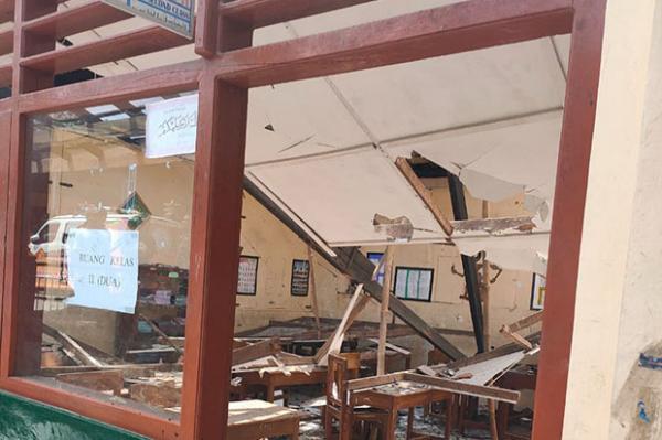 Atap SD Muhammadiyah Kembali Ambruk, Aksi Heroik Guru Selamatkan Siswa yang Terjebak di Kelas