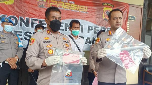 BEGAL SADIS CICENDO1 Kapolrestabes Bandung Kombes Pol Aswin Sipayung menunjukkan golok yang digunakan pelaku Rully untuk melukai korban. (FOTO: iNews.id/AGUS WARSUDI)