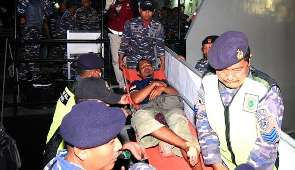 TNI AL Evakuasi Korban Kapal Terbakar di Perairan Bali hingga Malam Hari