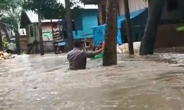 Warga terjebak banjir besar setinggi 1,5 meter di Polman, Sulbar. (Foto: iNews/Huzair Zainal)