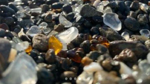 Pasir pantai berwarna unik di dunia, Pantai Glass (Foto: Instagram/Searocks)