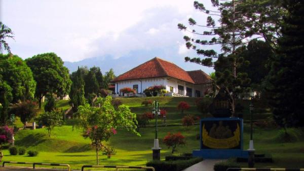 Gedung bersejarah yang jadi lokasi perundingan antara Indonesia dengan Belanda di Linggarjati, Kuningan. (FOTO: ISTIMEWA)