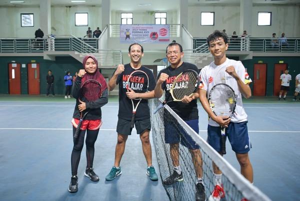 Nadiem Makarim Main Tenis Bareng Atlet dan Rektor UNP (Dok. Kemdikbud)