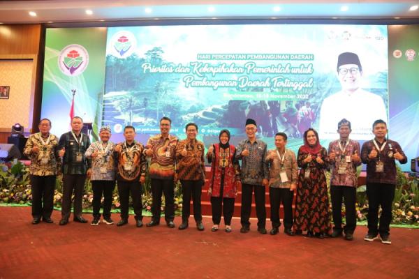 Penganugerahan penghargaan Pelaksana Program Nasional Percepatan Pembangunan Daerah Tertinggal di Grand Padis Hotel Bondowoso, Jawa Timur, Kamis (17/11/2022). (Foto: dok Kemensos)