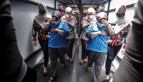 Tampang 2 Emak-emak Otak Penipuan Kontrakan Fiktif di Bekasi,Korbannya 77 Orang Kerugian 7,5 Miliar