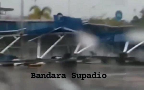 Kanopi di area parkir Bandara Supadio, Kalimantan Barat porak-poranda diterjang angin puting beliung. (Foto: Instagram @ketapangterkini)