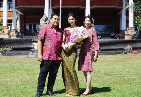 Putu Ayu Saraswasti Orang Tua Putu Ayu Saraswasti dan Orang Tua (Dok. Instagram Putu Ayu Saraswati)