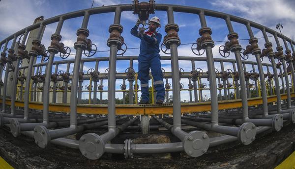 Perwira Pertamina memeriksa Stasiun Pengumpul (SP) 02 di Kelurahan Kampung Enam, Tarakan, Kalimantan Utara