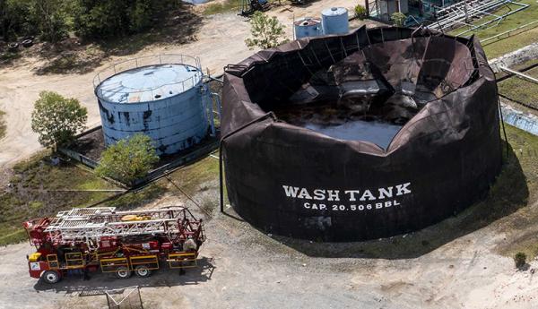 Foto udara wash tank yang terkena bom Jepang saat Perang Dunia II di Tarakan, Kalimantan Utara.