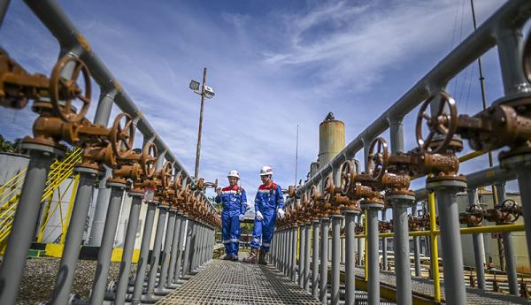 Perwira Pertamina memeriksa Stasiun Pengumpul (SP) 02 di Kelurahan Kampung Enam, Tarakan, Kalimantan Utara.