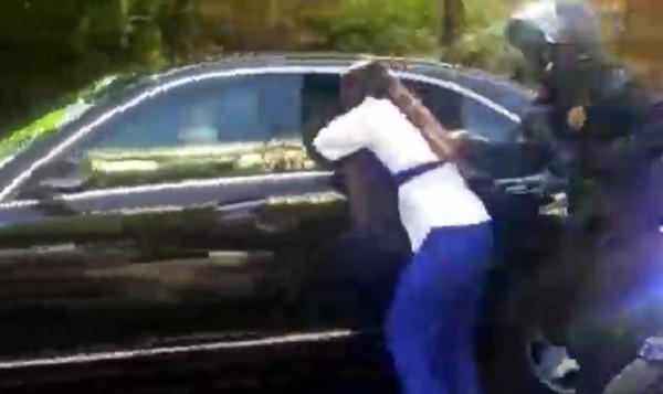 Terobos Mobil Presiden Aksi Wahyuni saat menerobos rombongan mobil Presiden Jokowi. (Foto: Indira Arri)