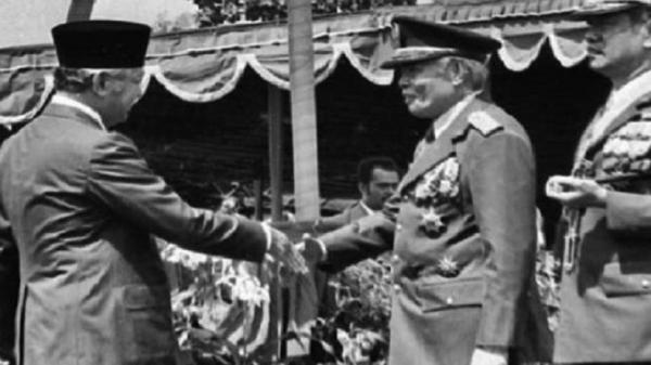 Mantan Panglima ABRI Jenderal M Jusuf (kanan) dan Presiden Soeharto (kiri) (foto: Khastara Perpusnas)