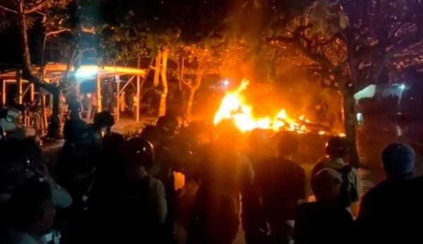 Sorong Mencekam Kota Sorong sempat mencekam, Jumat (19/11/2022) malam. Sekelompok massa mengamuk dan memblokade jalan. (Foto: Chanry Andrew Suripatty)