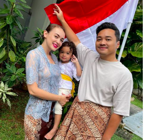 Artis cantik kecantol pria batak kaya. (Foto: instagram)