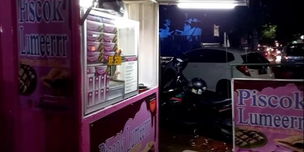 Korban PHK Sukses Berjualan Piscok Lastri 2 Setelah terkena PHK, Lastri mampu bangkit dengan berjualan pisang cokelat (piscok) dengan nama Piscok Lumer KWB hingga akhirnya meraih kesuksesan. (Foto: Tangkapan Layar YouTube Indorasa 28)