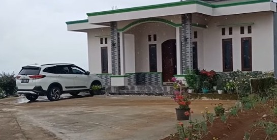 Mantan preman Aep sukses menjadi pengusaha roti bakar. Foto: YouTube Rizquna Channel