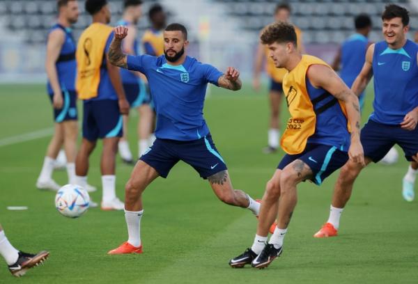 Kyle Walker John Stones Harry Maguire Tiga bek Timnas Inggris Kyle Walker, John Stones dan Harry Maguire berlatih sebelum melakoni laga perdana Piala Dunia 2022. (Foto: REUTERS)