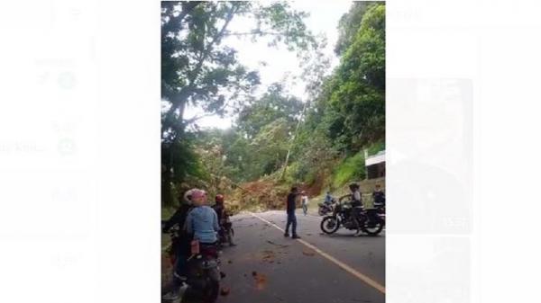 longsor gempa cianjur Foto-foto kengerian gempa bumi Cianjur M5,6 yang menyebabkan banyak rumah rusak, longsor hingga jatuhnya korban jiwa. (Foto : Ist)