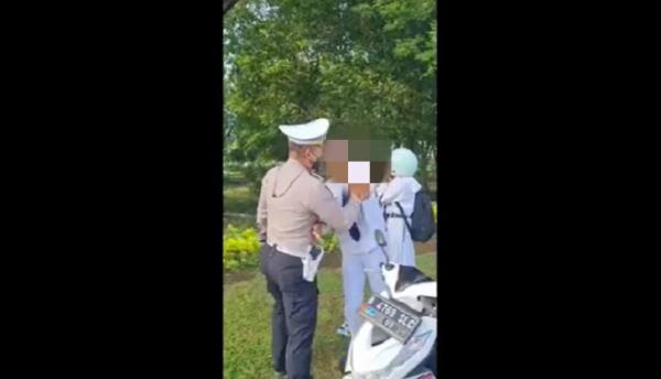 Pelajar marah Tangkapan layar saat pelajar SMP di Sidoarjo memaki dan melawan petugas. (Foto: iNews.id/Yoyok Agusta).