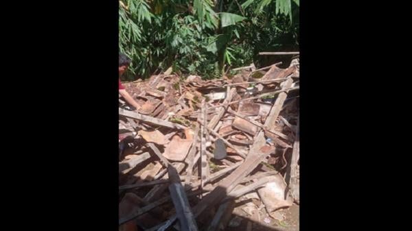 Sukabumi Panik Gempa Gempa bumi berkekuatan magnitudo 5,6 yang mengguncang Cianjur, Jawa Barat menyebabkan kepanikan warga dan kerusakan bangunan, Senin (21/11/2022). (Foto: Darmawan Hadi).