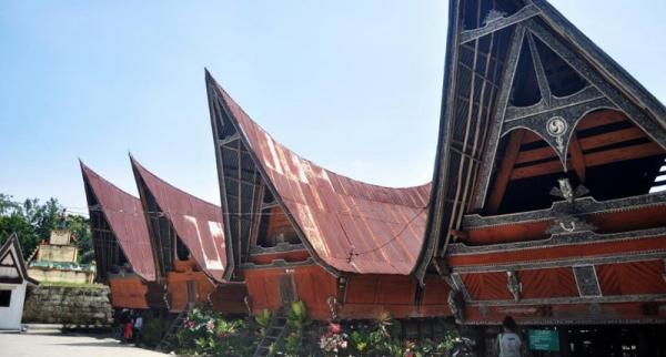 12 Tempat Wisata Samosir, Ada Patung Yesus Kristus tertinggi di Indonesia