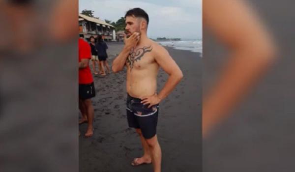 Wisatawan Jerman melakukan aksi penyelamatan remaja hampir tenggelam di Pantai Saba. (Foto: iNews/Ketut Catur)