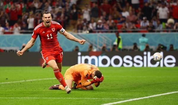 Gareth Bale Wales vs AS Kapten Timnas Wales, Gareth Bale merayakan gol ke gawang Amerika Serikat yang dikawal Matt Turner pada laga Piala Dunia 2022 di Stadion Ahmad Bin Ali, Selasa (22/11/2022). (Foto: REUTERS)