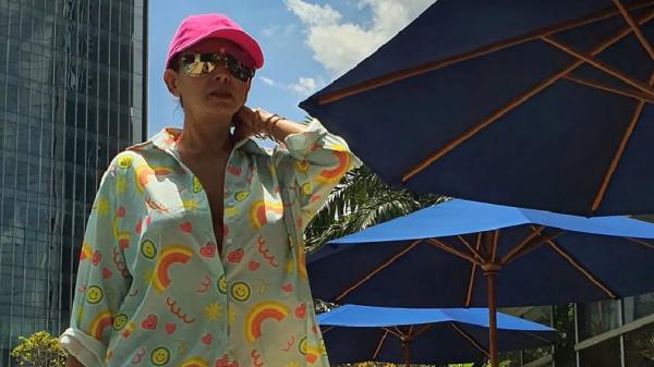 Kiki Fatmala berjemur di dekat kolam renang Kiki Fatmala berjemur di dekat kolam renang