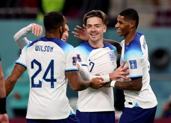 Timnas Inggris Jack Grealish Piala Dunia 2022 Gelandang serang Inggris, Jack Grealish merayakan gol ke gawang iran bersama Callum Wilson, Phil Foden, dan Marcus Rashford pada laga pertama Grup B Piala Dunia 2022 di Stadion Khalifa International, Doha, Senin (21/11/2022). (Foto: REUTERS)