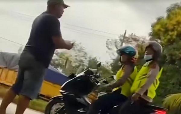 Tangkapan layar dua oknum polisi di Batanghari bertindak arogan terhadap warga. (Foto: MPI/Nanang Fahrurozi)