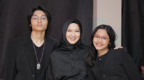 Berpose bersama kakak dan ibunda (Foto: IG Shakiena Azalea)