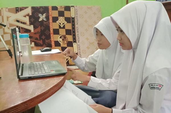 2 Siswa SMAN Dlingo Buktikan Cara Ngapak Efektif untuk Belajar Huruf Jawa 