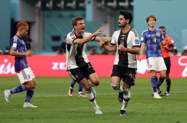 Gundogan Muller Timnas Jerman Gelandang Jerman, Ilkay Gundogan (21) merayakan gol ke gawang Jepang bersama rekan setimnya, Thomas Muller pada laga perdana Grup E Piala Dunia 2022 di Stadion International Khalifa, Rabu (23/11/2022). (Foto: REUTERS)