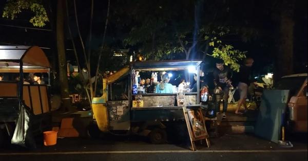 Pasangan suami istri, Ipan dan Dita yang memiliki usaha kedai kopi di sebuah bajaj dengan nama Bajaj Kopi Street di Bandung. (Foto: YouTube Kepo BIsnis)