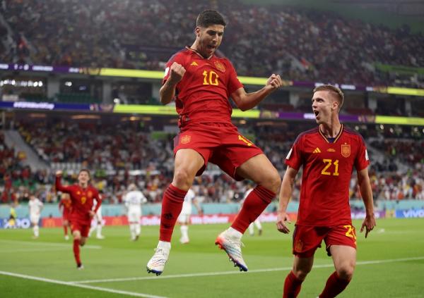 Marco Asensio Dani Olmo Spanyol Piala Dunia 2022 Striker Timnas Spanyol, Marco Asensio merayakan gol ke gawang Kosta Rika bersama Dani Olmo pada laga Grup E Piala Dunia 2022 di Stadion Al Thumama, Doha, Rabu (23/11/2022). (Foto: REUTERS)